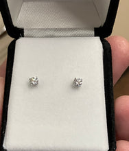 Cargar imagen en el visor de la galería, Natural Diamond Stud White Gold Earrings