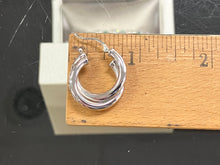 Laden Sie das Bild in den Galerie-Viewer, Silver Double Hoop Earrings
