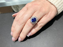 Laden Sie das Bild in den Galerie-Viewer, Tanzanite And Diamond White Gold Ring