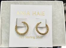 Charger l'image dans la galerie, Ania Haie Gold Texture Medium Huggie Hoop Earrings