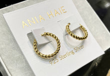 Charger l'image dans la galerie, Ania Haie Gold Texture Medium Huggie Hoop Earrings