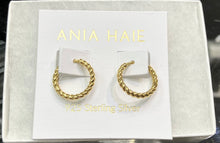Charger l'image dans la galerie, Ania Haie Gold Texture Medium Huggie Hoop Earrings