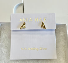 Cargar imagen en el visor de la galería, Ania Haie Gold Triangle Kiss Stud Earrings