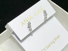 Laden Sie das Bild in den Galerie-Viewer, Silver Sparkle Climber Studs