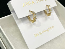 Laden Sie das Bild in den Galerie-Viewer, Gold Sparkle Cluster Huggie Hoop Earrings