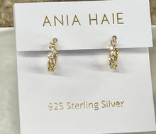 Laden Sie das Bild in den Galerie-Viewer, Gold Sparkle Cluster Huggie Hoop Earrings