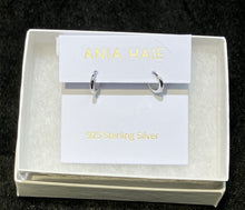 Laden Sie das Bild in den Galerie-Viewer, Silver Smooth Mini Huggie Hoop Earrings
