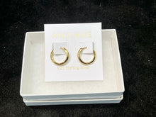 Cargar imagen en el visor de la galería, Gold Tube Small Huggie Hoop Earrings