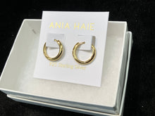 Cargar imagen en el visor de la galería, Gold Tube Small Huggie Hoop Earrings