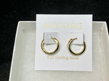 Cargar imagen en el visor de la galería, Gold Tube Small Huggie Hoop Earrings