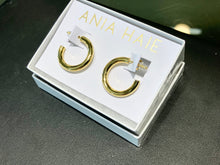 Charger l'image dans la galerie, Gold Classic Tube Medium Huggie Hoop Earrings