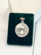 Cargar imagen en el visor de la galería, Taurus Silver Charm