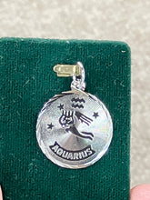 Laden Sie das Bild in den Galerie-Viewer, Aquarius Silver Charm