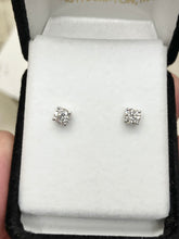 Laden Sie das Bild in den Galerie-Viewer, Natural Diamond Earrings 0.61 Carats