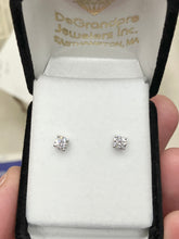 Laden Sie das Bild in den Galerie-Viewer, Natural Diamond Earrings 0.61 Carats
