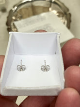 Laden Sie das Bild in den Galerie-Viewer, Natural Diamond Earrings 0.61 Carats