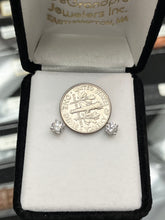 Laden Sie das Bild in den Galerie-Viewer, Natural Diamond Earrings 0.61 Carats