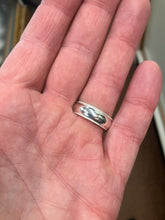 Laden Sie das Bild in den Galerie-Viewer, Silver Wedding Band 7 Millimeters Wide