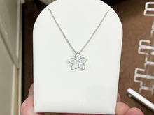 Laden Sie das Bild in den Galerie-Viewer, White Stephanotis Flower Silver Adjustable Necklace