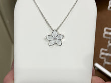 Laden Sie das Bild in den Galerie-Viewer, White Stephanotis Flower Silver Adjustable Necklace