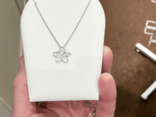 Laden Sie das Bild in den Galerie-Viewer, White Stephanotis Flower Silver Adjustable Necklace