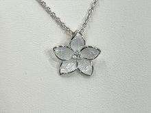 Laden Sie das Bild in den Galerie-Viewer, White Stephanotis Flower Silver Adjustable Necklace