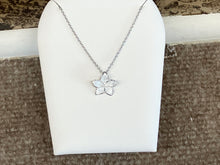 Laden Sie das Bild in den Galerie-Viewer, White Stephanotis Flower Silver Adjustable Necklace