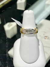 Laden Sie das Bild in den Galerie-Viewer, Natural Baguette Diamond Ring 18 K