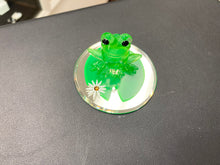 Load image into Gallery viewer, Frog On Lily Pad Glass Figurine