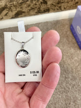 Charger l'image dans la galerie, Oval Silver Locket And Chain