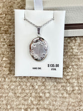 Charger l'image dans la galerie, Oval Silver Locket And Chain