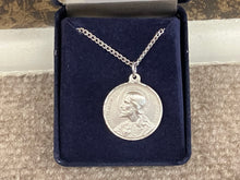 Charger l'image dans la galerie, Sacred Heart Of Jesus High Relief Silver Medal With Chain