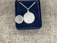 Charger l'image dans la galerie, Sacred Heart Of Jesus High Relief Silver Medal With Chain