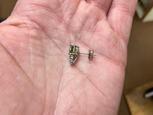Cargar imagen en el visor de la galería, Peridot And Diamond White Gold Earrings