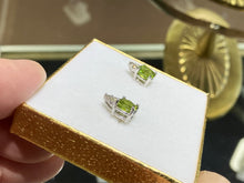 Cargar imagen en el visor de la galería, Peridot And Diamond White Gold Earrings