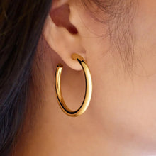 Laden Sie das Bild in den Galerie-Viewer, Gold Classic Tube Oversized Hoop Earrings