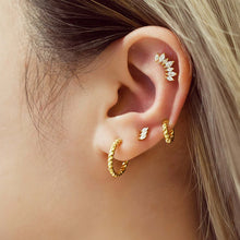 Charger l'image dans la galerie, Ania Haie Gold Texture Medium Huggie Hoop Earrings