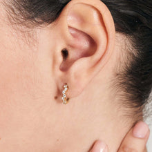 Laden Sie das Bild in den Galerie-Viewer, Gold Sparkle Cluster Huggie Hoop Earrings