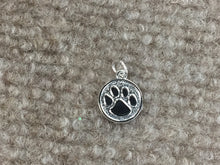 Laden Sie das Bild in den Galerie-Viewer, Silver Paw Print Charm