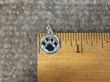 Laden Sie das Bild in den Galerie-Viewer, Silver Paw Print Charm