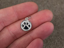 Laden Sie das Bild in den Galerie-Viewer, Silver Paw Print Charm