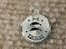 Laden Sie das Bild in den Galerie-Viewer, Pisces Silver Charm Engravable