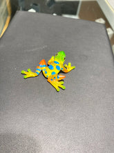 Load image into Gallery viewer, Small Rain Forest Frog Glass Figurine