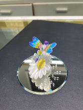 Load image into Gallery viewer, Dragon Fly And Daisy Glass Figurine