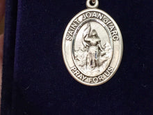 Charger l'image dans la galerie, Saint Joan Of Arc Silver Medal And 18 Inch Silver Chain Religious