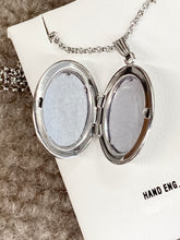 Charger l'image dans la galerie, Oval Silver Locket And Chain
