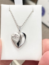 Laden Sie das Bild in den Galerie-Viewer, Silver Diamond Heart Locket