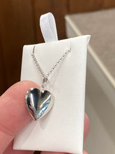 Laden Sie das Bild in den Galerie-Viewer, Silver Diamond Heart Locket