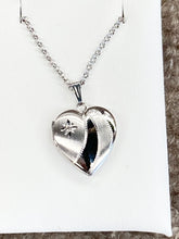 Laden Sie das Bild in den Galerie-Viewer, Silver Diamond Heart Locket