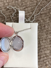 Cargar imagen en el visor de la galería, Silver Diamond Locket With Chain